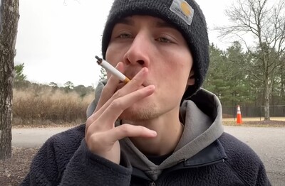 Лечение зависимости от табакокурения в Муравленко Мужчина с сигаретой делает затяжку