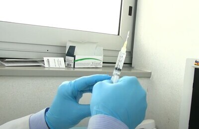 Проведение кодирования Вивитролом в Муравленко Шприц с Вивитролом в руках у врача